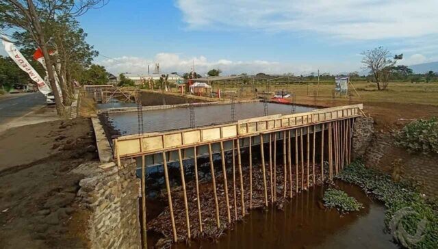 Proyek RSUD Kota Probolinggo Dimulai, Jembatan Tak Bisa Dilewati Kendaraan Proyek