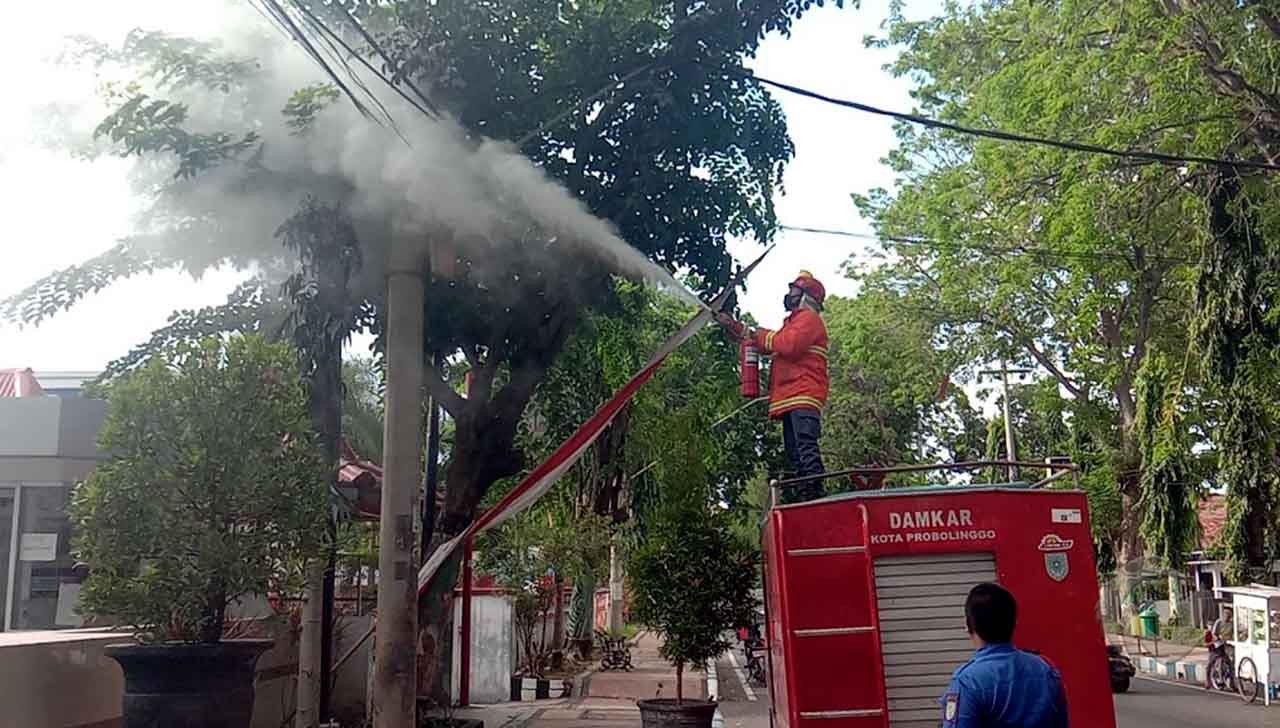 Kabel  PLN di Kota Probolinggo Meledak dan Terbakar  Warga 