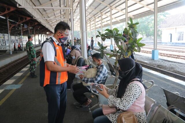 Terapkan Prokes, KAI Daop 7 Madiun Bagi-Bagi Masker Gratis di Stasiun Jombang