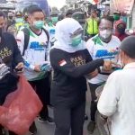 Tangkal Covid-19, Gubernur Khofifah Bagikan Masker di Pasar Kademangan Blitar