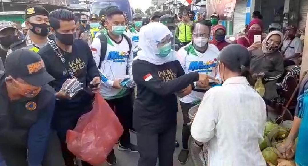 Tangkal Covid-19, Gubernur Khofifah Bagikan Masker di Pasar Kademangan Blitar
