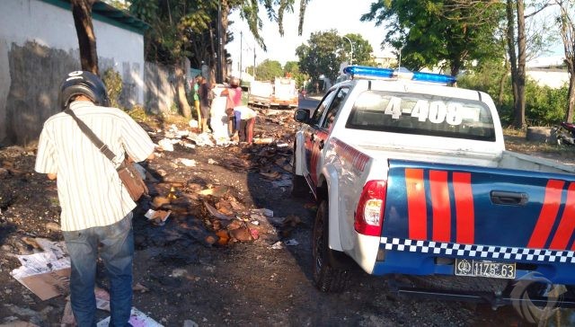Tumpun Karton Bekas Terbakar di Atas Truk yang Sedang Milintas di Jombang
