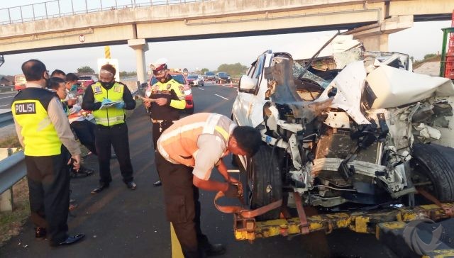 Kecelakaan di Tol Jomo, Dua Kendaraan Hancur Tak Berbentuk