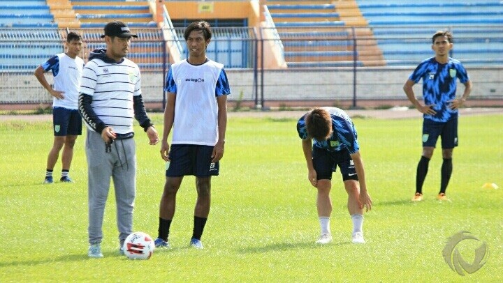 Pelatih Persela Nil Maizar saat memberi arahan pemain.
