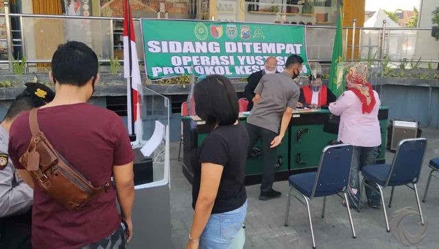 Tak Pakai Masker, Pelanggar di Ngawi Disanksi Push-up dan Menyanyi Indonesia Raya
