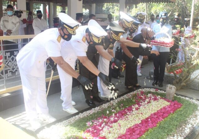 Peringati HUT TNI Ke-75, Pangarmada II Ziarah ke Makam Gus Dur di Jombang