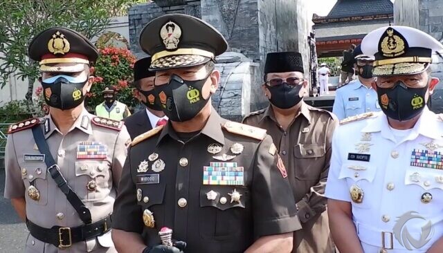 HUT TNI Ke-75 Pangdam V Brawijaya Ziarah Makam Bung Karno di Blitar