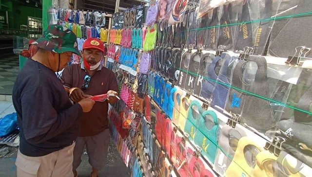 Penegakan Hukum Prokes Covid-19, Omzet Pedagang Masker di Kota Probolinggo Naik