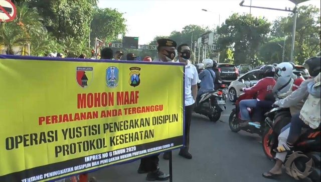 Sempat Membangkang, Oknum Polisi di Surabaya Terjaring Razia Masker