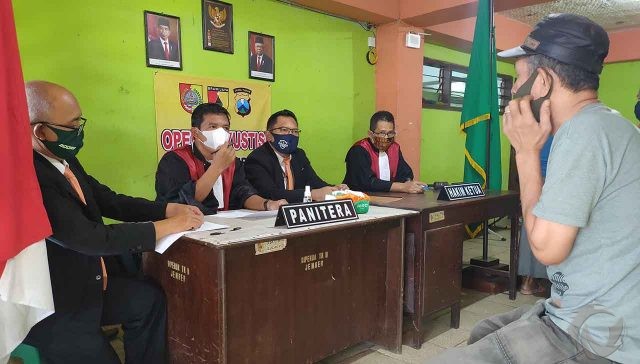 Tidak Pakai Masker, Warga Jember Disidang dan Menyapu Sekitar Pasar Sejam