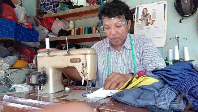 Bisnis Mudah Namun Tak Diminati, Pria di Probolinggo Sukses Geluti Permak Pakaian