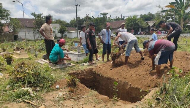 Tolak Pemakaman Protokol Covid-19, Warga di Jember Menguruk Lagi Makam yang Baru Digali