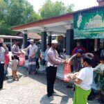 Satlantas Polres Ngawi Patroli Ingatkan Warga Salat Jumat dan Berbagi