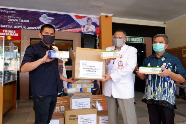 Konferwil ke-2, AMSI Jatim Salurkan Vitamin dan APD untuk Nakes RSSA Malang