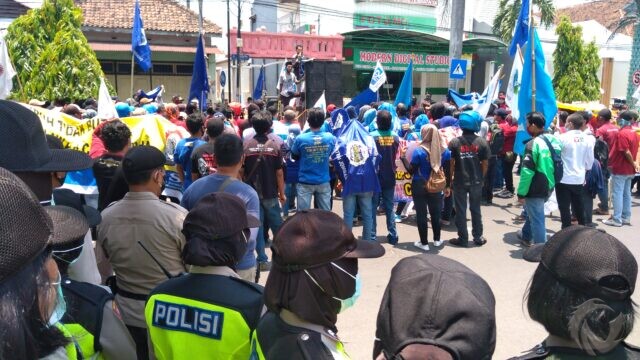 Tolak Omnibus Law, Polisi di Jombang Bagi-Bagi Masker ke Pendemo