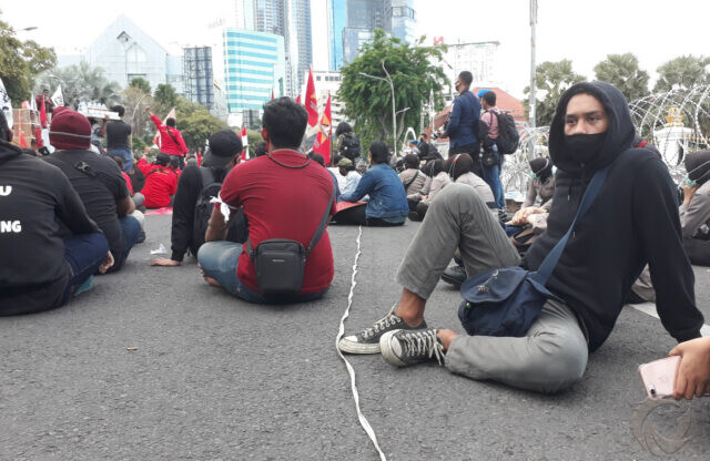 Cegah Penyusup, Massa Tolak UU Ciptaker di Surabaya Batasi Diri Pakai Tali Rafia
