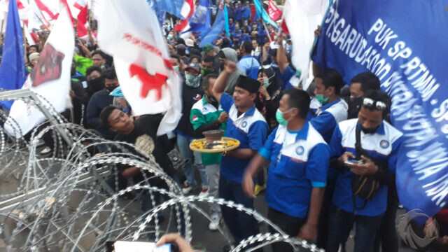 Tolak UU Ciptaker di Surabaya, Buruh Bakar Kemenyan