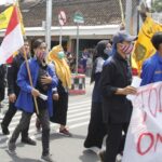 Bermasker dan Berjaga Jarak, Demontrasi Omnibus Law di Ngawi Berlangsung Damai