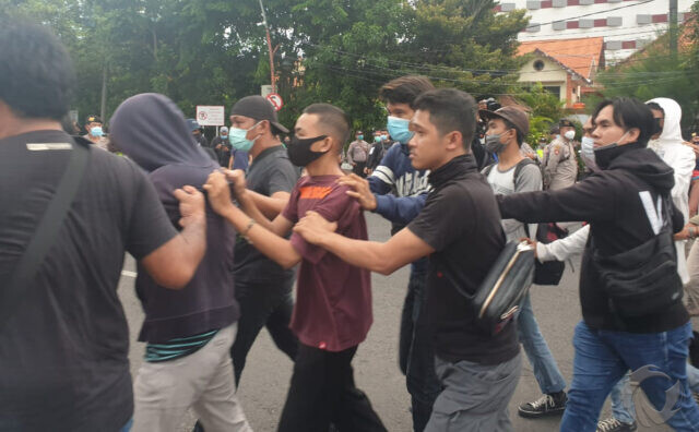 Ratusan Penyusup Demo UU Ciptaker di Surabaya Diamankan, Kedapatan Bawa Batu