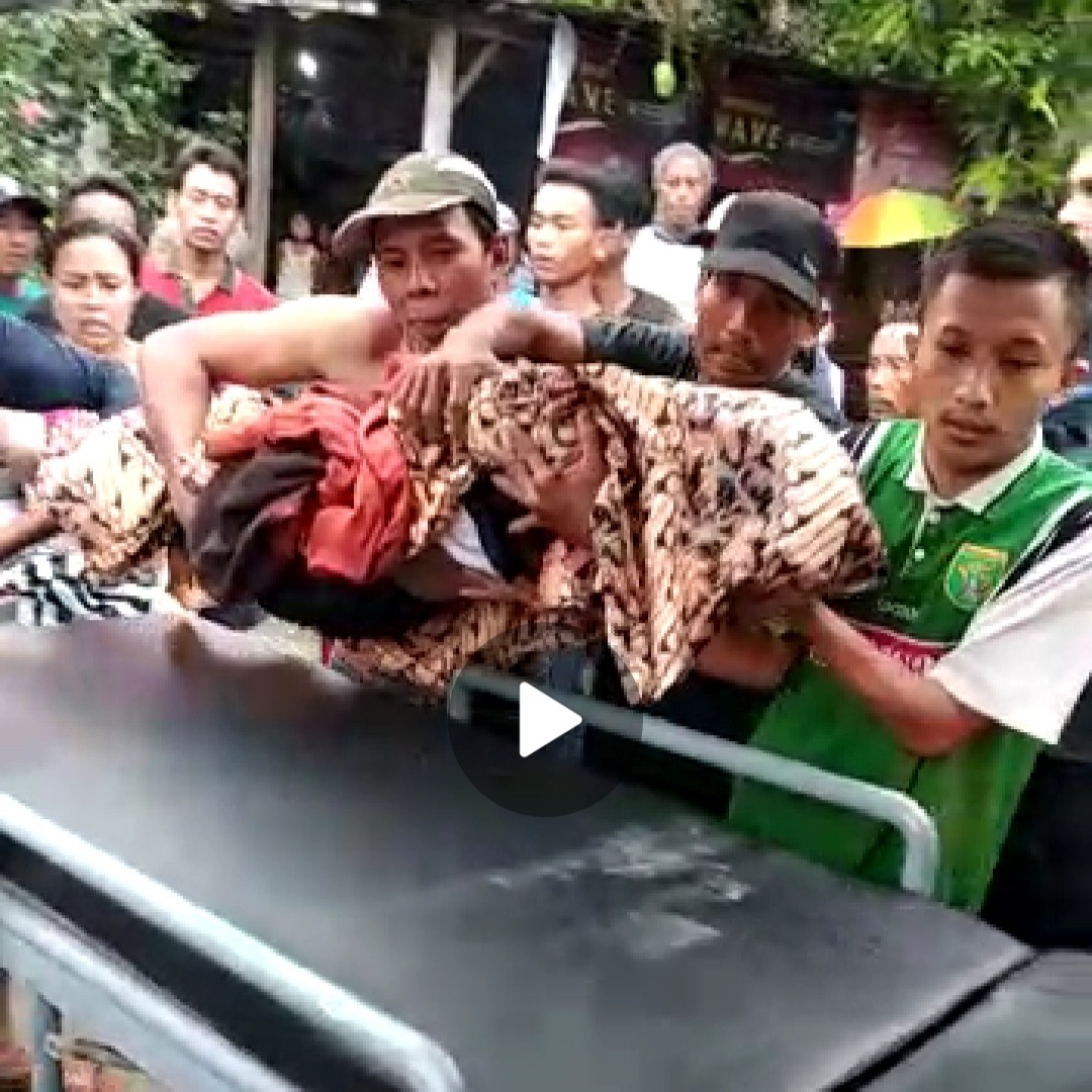 Evakuasi korban pelajar MIN Kauman Jombang di Kedung Cinet Rabu (21/0/2020).