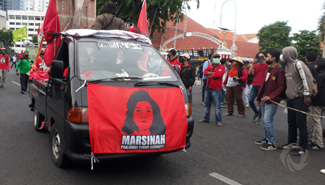 Potret Marsinah tepampang saat demo tolak UU Ciptaker di Surabaya.