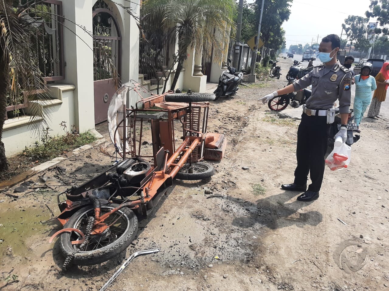 Petugas menunjukkan kondisi bentor setelah dihantam mobil di Jombang, Selasa (20/10/2020).