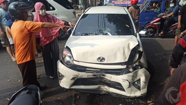 Pecah Ban, Mobil Agya Tabrak Tiga Kendaraan di Sidoarjo