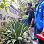 Demo Tolak UU Ciptaker, PMII Tulungagung Tabur Bunga di DPRD