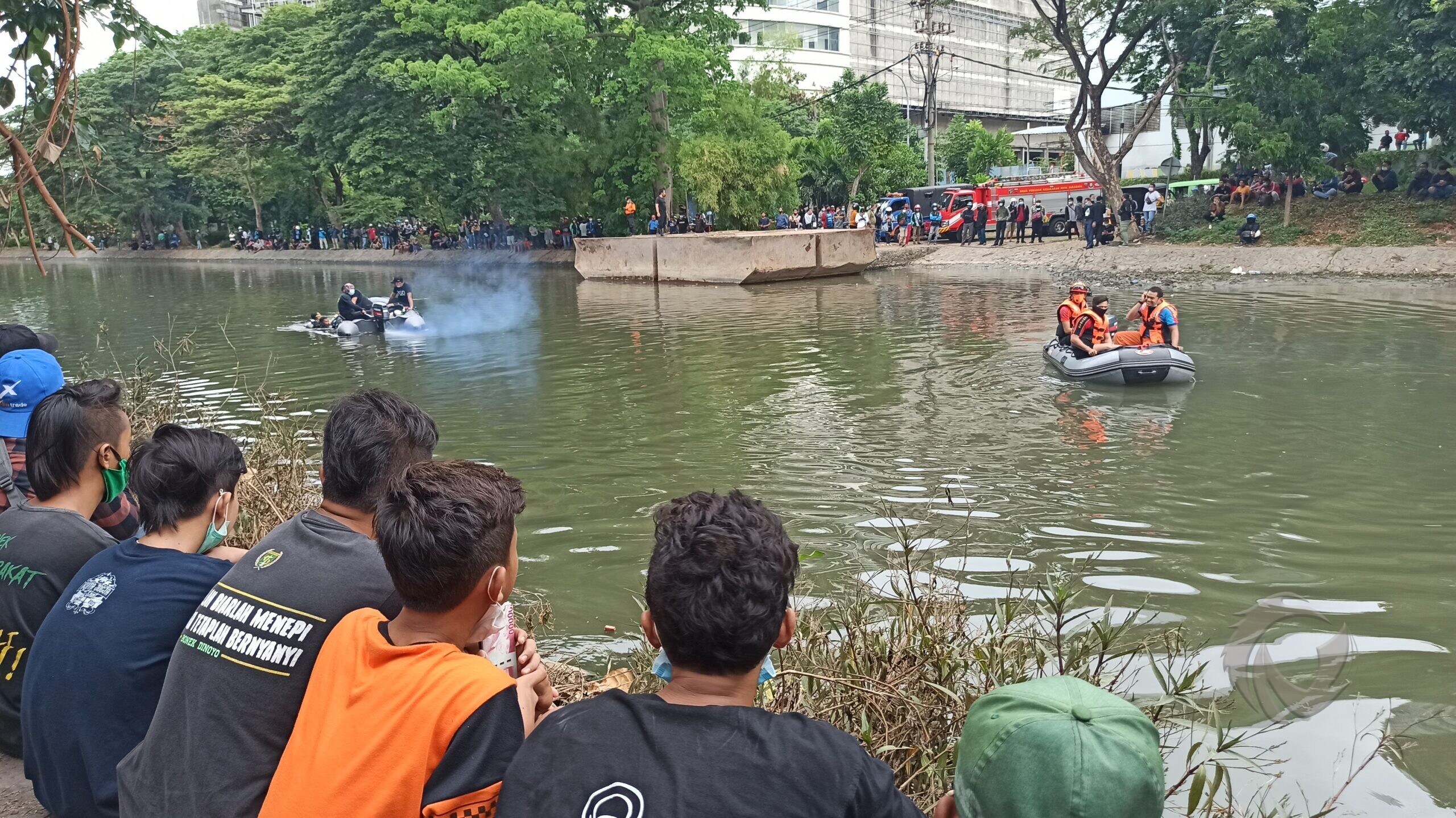 Petugas melakukan pencarian korban tenggelam di Wonokromo, Surabaya, Selasa (20/10/2020).