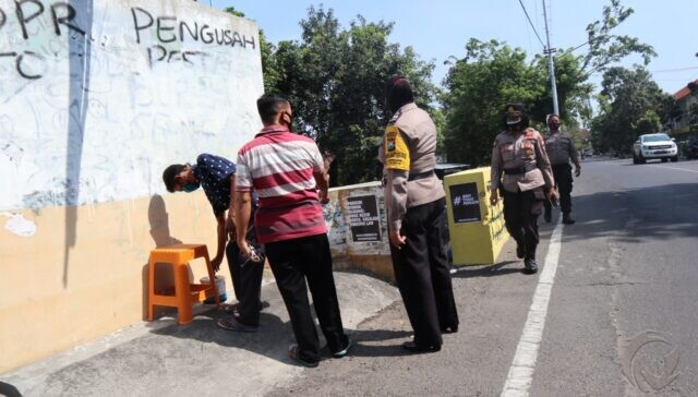 Pemilik Tembok Korban Vandalisme di Jombang Tutupi Coretan Dengan Cat