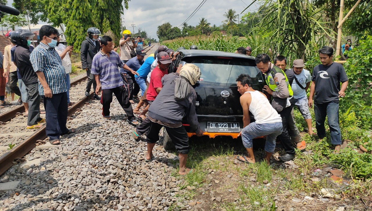 Mobil Ayla Tertabrak Kereta di Jember Penjaga  Akui Tidak 