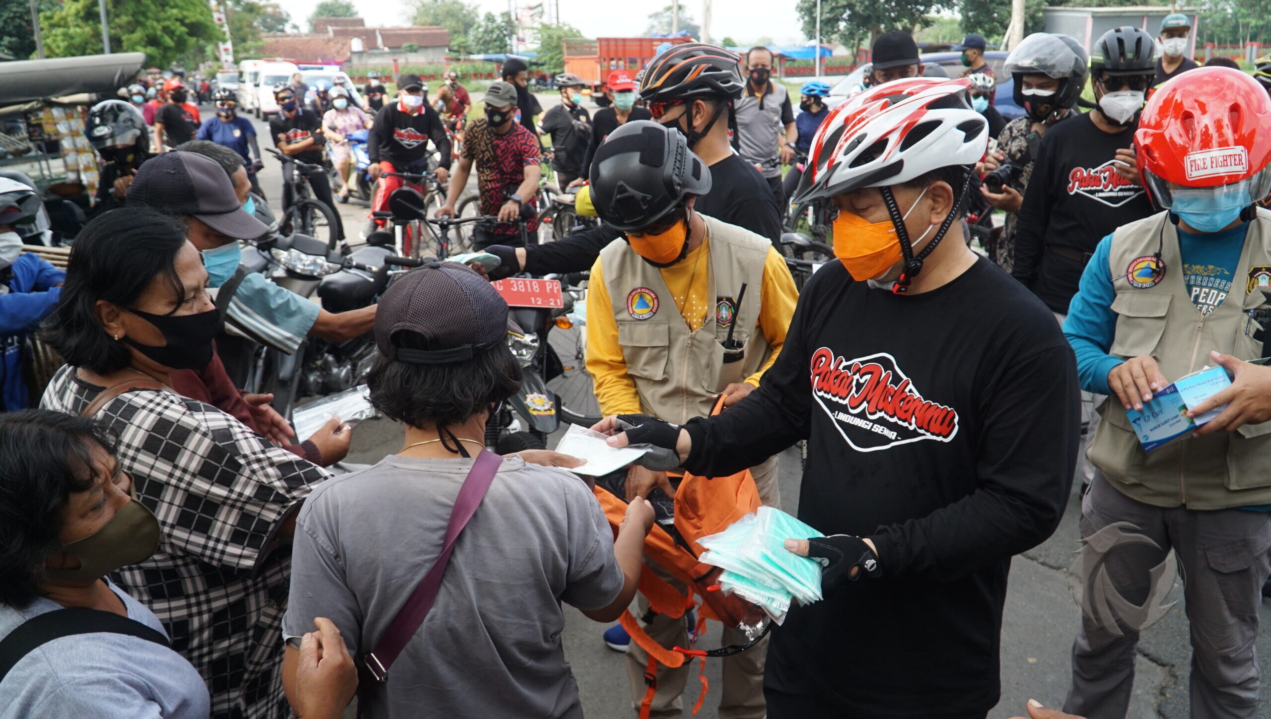 Pjs Walikota Blitar, Jumadi bersepeda sambil membagikan masker sekaligus mensosialisasikan protokol kesehatan di pasar tradisional, Rabu (28/10/2020).