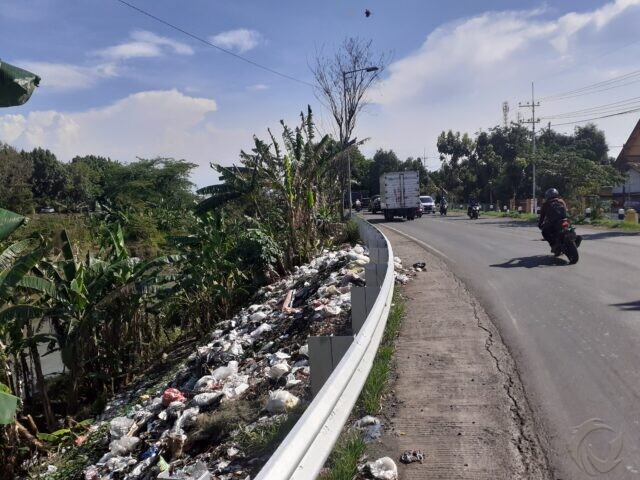 Jalan Raya Canggu Mojokerto Jadi Tempat Pembuangan Sampah