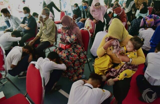 Terlibat Aksi Tolak UU Cipta Kerja, Pelajar di Surabaya Cium Kaki Orang Tua