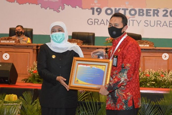Bupati Nganjuk, Novi Rahman Hidayat saat menerima penghargaan WTP.