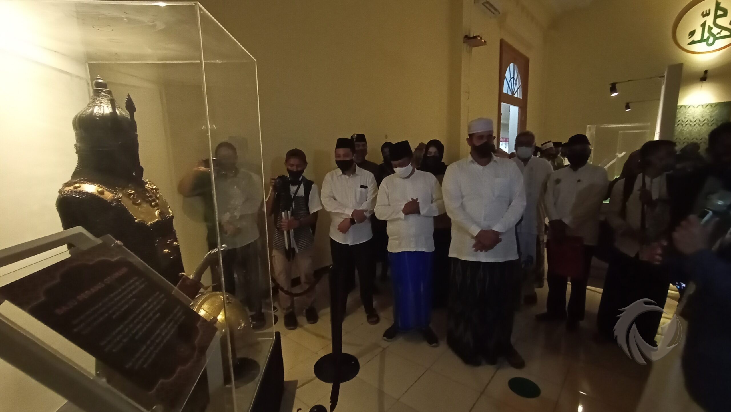 Walikota Probolinggo, Habib Hadi Zainal Abidin, melihat artefak yang ada di dalam museum Rasulullah SAW, Kamis (22/10/2020). FaktualNews.co/Agus Salam/