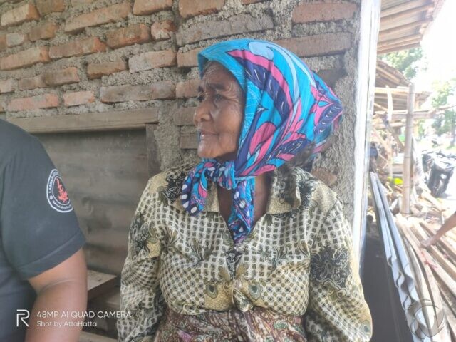 Sebatang Kara, Nenek Sainah Tinggal di Gubuk Pinggir Jalan Antirogo Jember
