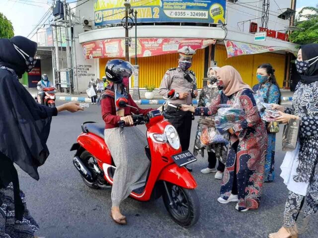 Ajak Patuhi Prokes, Produsen Batik Tulungagung Berbagi 3.000 Masker Corak Batik
