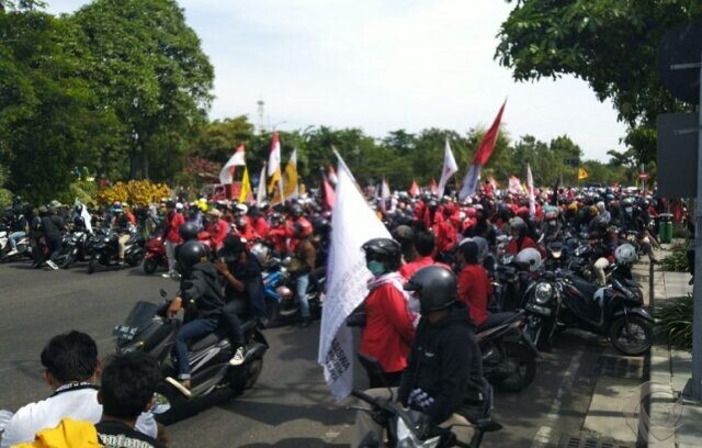 Tolak UU Ciptaker, Ribuan Mahasiswa di Jatim Blokade Jalan Ahmad Yani Surabaya