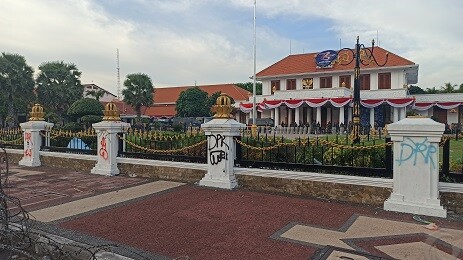 Tembok Gedung Grahadi Surabaya Dicoret-Coret Massa dengan Cat Semprot
