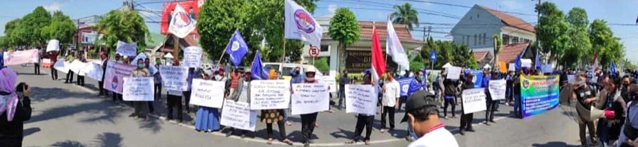 demonstrasi buruh dan perangkat desa di Jombang