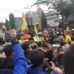 Demo Tolak UU Ciptaker di Mojokerto Diwarnai Saling Dorong Aparat dengan Mahasiswa