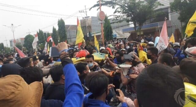 Demo Tolak UU Ciptaker di Mojokerto Diwarnai Saling Dorong Aparat dengan Mahasiswa