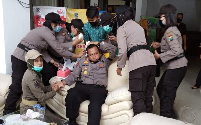 Demo UU Ciptaker di Lumajang Ricuh, Kabag Ops Polres Bocor di Kepala