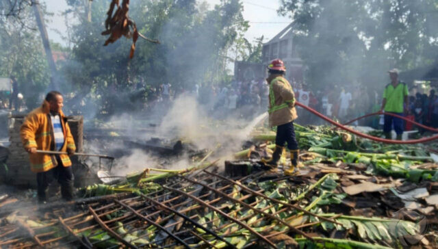 Tiga Rumah di Jombang Ludes Terbakar, Hanya Tersisa Puing-Puing