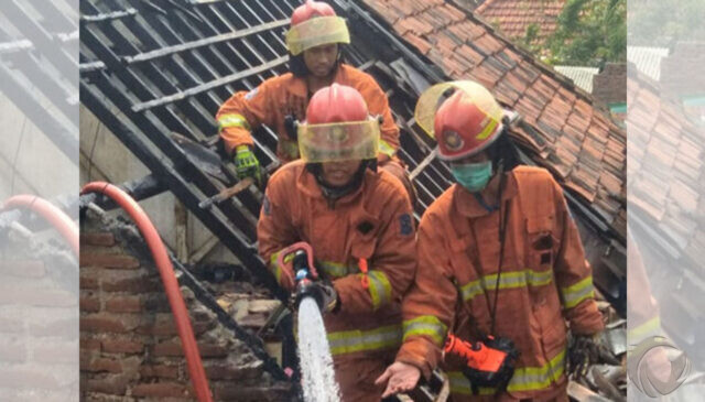 Diduga Memasak dan Ditinggal Pergi, Satu Rumah di Surabaya Dilalap Api