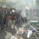 Massa Pendemo Berkaos Hitam Robohkan Pagar Grahadi Surabaya