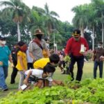 Pakai Pengeras Suara, Pj Bupati Keliling Alun-alun Sidoarjo Kampanyekan Prokes dan Kebersihan