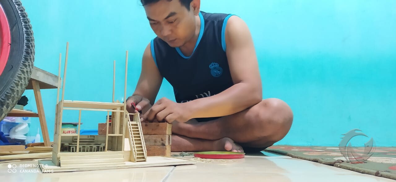 Nanang Hidayat warga Kecamatan Sumbersari, Kelurahan Sumbersari, Jember membuat miniatur cafe dari bambu.