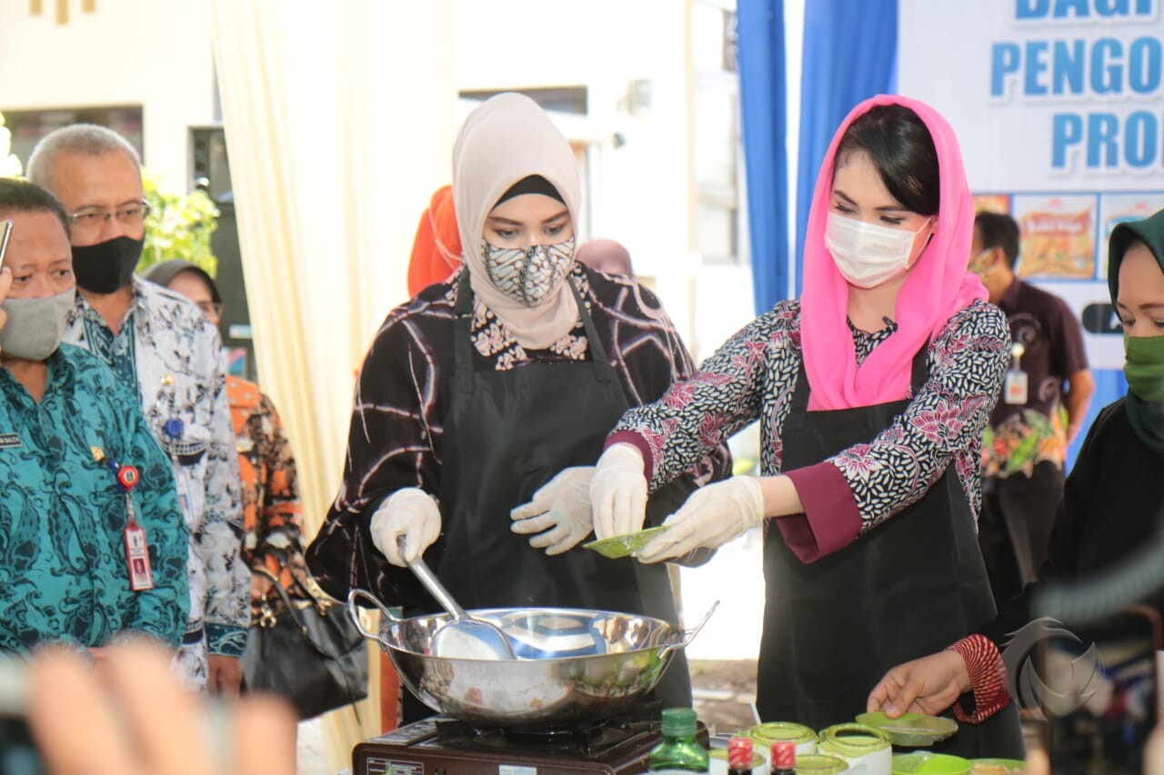 Ketua Forum Peningkatan Konsumsi Ikan Jawa Timur Arumi Bachsin (kanan) didampingi istri Wali Kota Probolinggo, Amina Hadi Zainal Abidin.
